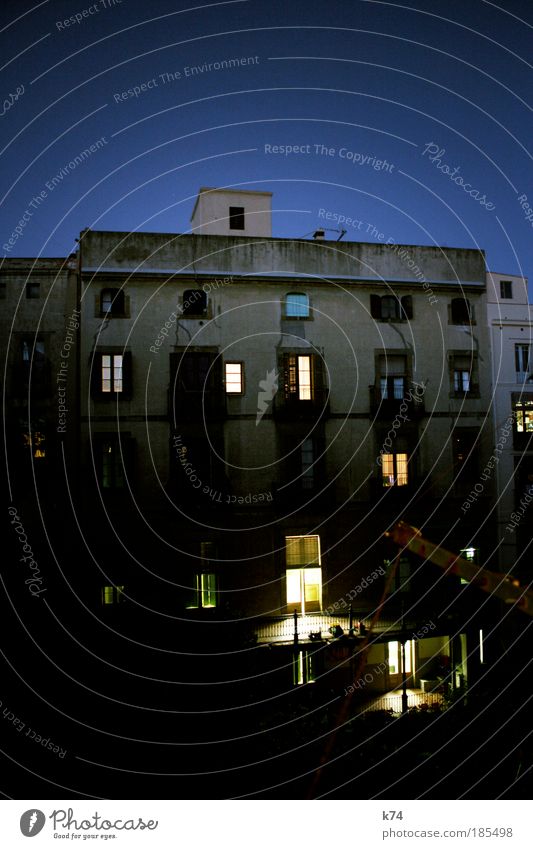 Hinterhof um 7:20 II Farbfoto Außenaufnahme Menschenleer Dämmerung Stadt Altstadt Haus Gebäude Architektur Mauer Fassade Balkon Fenster Dach Nachbar Abend Licht