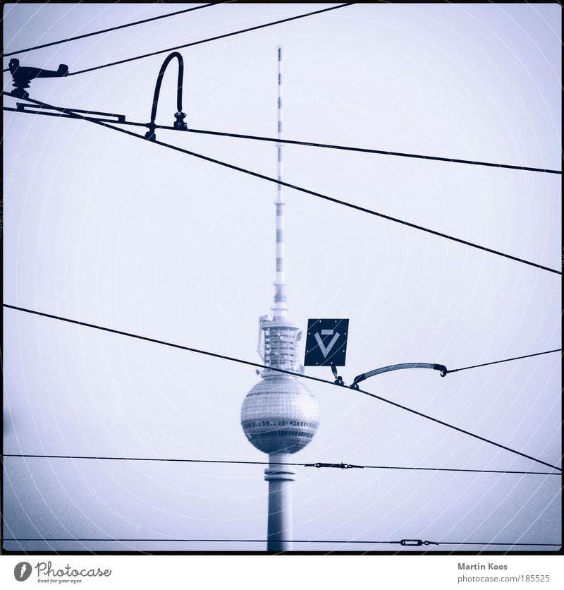 Berliner Fenster Hauptstadt Turm Bauwerk Sehenswürdigkeit Wahrzeichen Berliner Fernsehturm Verkehrsmittel Öffentlicher Personennahverkehr Straßenverkehr