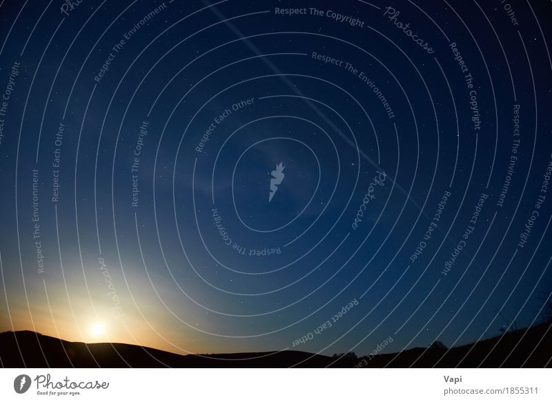 Berg und blauer dunkler nächtlicher Himmel mit vielen Sternen Ferien & Urlaub & Reisen Abenteuer Berge u. Gebirge Tapete Wissenschaften Natur Landschaft