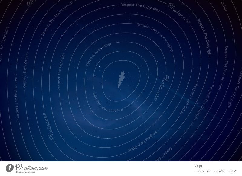 Blauer dunkler nächtlicher Himmel mit vielen Sternen Natur Landschaft Wolkenloser Himmel Nachthimmel dunkel hell blau schwarz weiß Farbe Idylle rein Raum