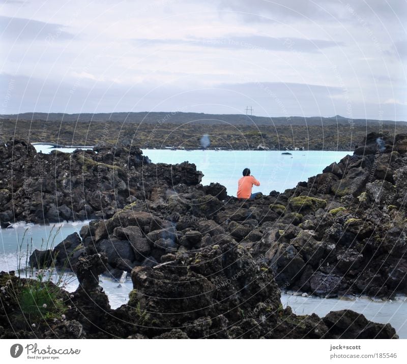 lava lounge Wohlgefühl ruhig Spa Ausflug Landschaft schlechtes Wetter Lavafeld Pullover Erholung sitzen kalt Zufriedenheit Gelassenheit Inspiration Island