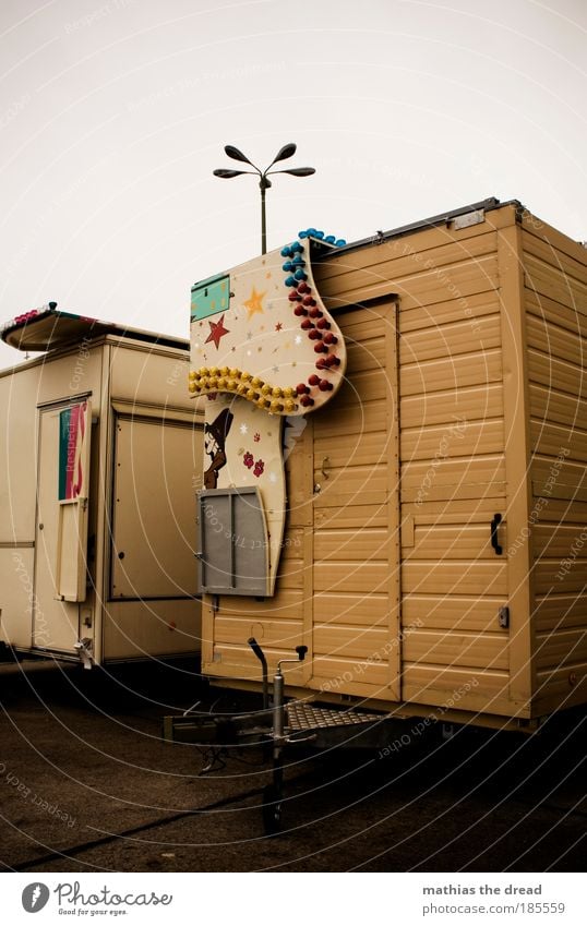 DER RUMMEL IST VORBEI Himmel Wolken schlechtes Wetter Menschenleer Straßenverkehr Fahrzeug Wohnmobil Wohnwagen alt trist Ödland Camping Buden u. Stände