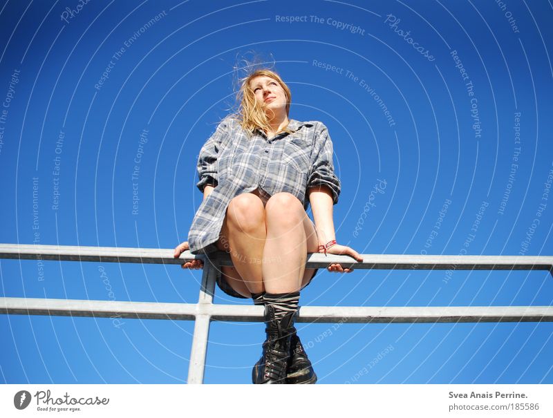 Es ist schön das Leben Stil feminin Junge Frau Jugendliche Beine 1 Mensch 18-30 Jahre Erwachsene Hemd Stiefel blond Punk genießen hängen schaukeln träumen