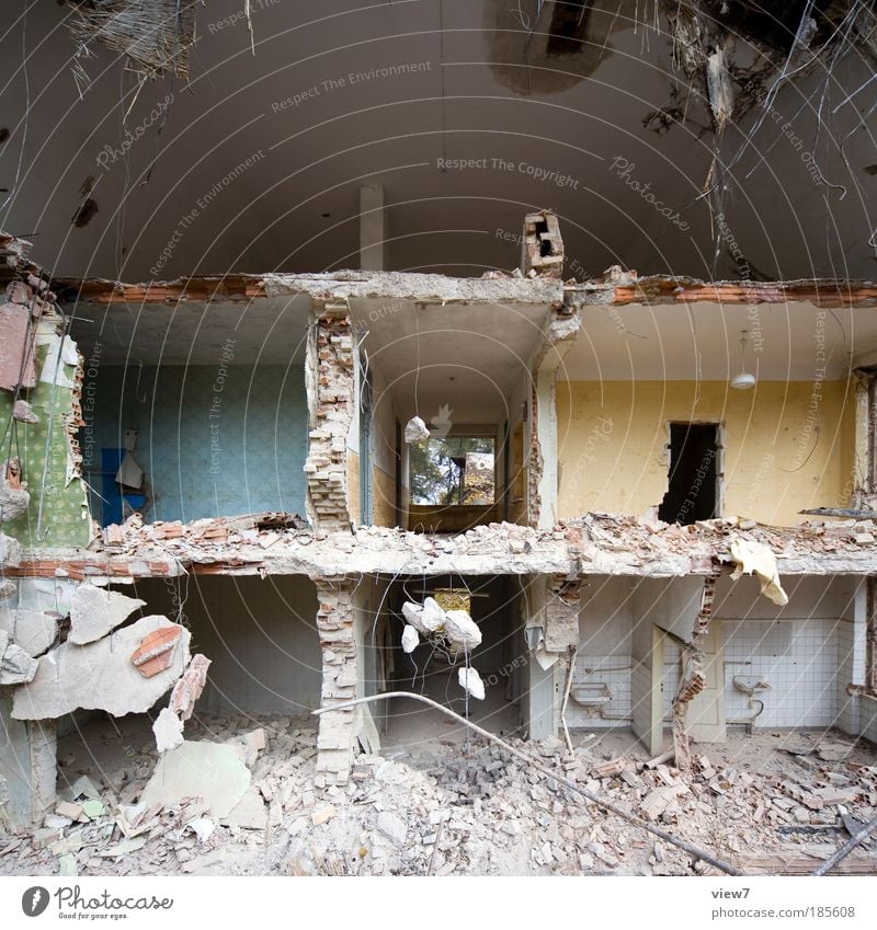 Renaturierung Häusliches Leben Renovieren Umzug (Wohnungswechsel) Innenarchitektur Raum Baustelle Haus Mauer Wand Treppe Fassade Dach Beton Linie Aggression alt