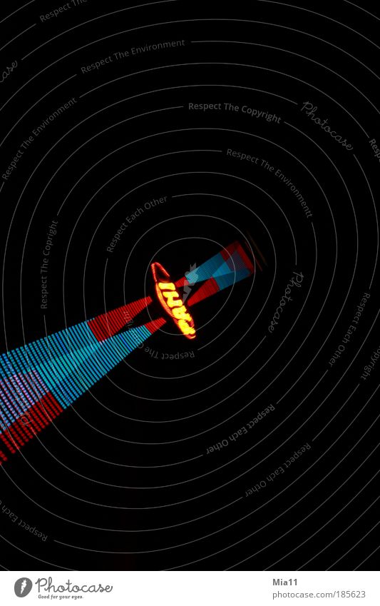 Panik? Nachtleben Jahrmarkt drehen leuchten Licht rot blau hoch dunkel gelb rotieren Todesangst Angst Beschleunigung Beleuchtung Lichtspiel Lichtpunkt Farbfoto