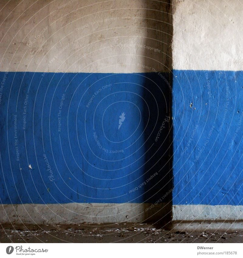 Blauweißblauweiß 2 Stil Häusliches Leben Wohnung Haus Renovieren Baustelle Kunst Gemälde Hütte Ruine Tunnel Parkhaus Gebäude Mauer Wand Fassade Zeichen