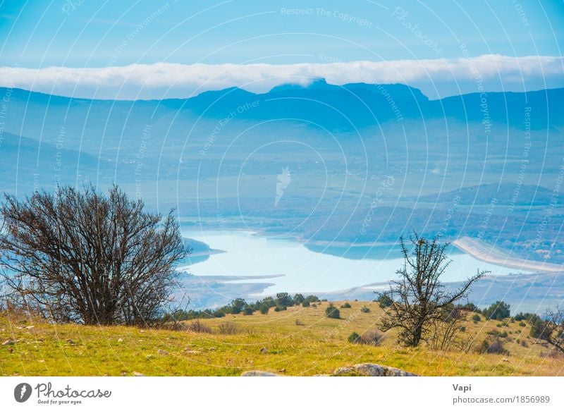 Blaue Berge während des Sonnenuntergangs mit See Ferien & Urlaub & Reisen Tourismus Abenteuer Sommer Berge u. Gebirge Umwelt Natur Landschaft Wasser Himmel