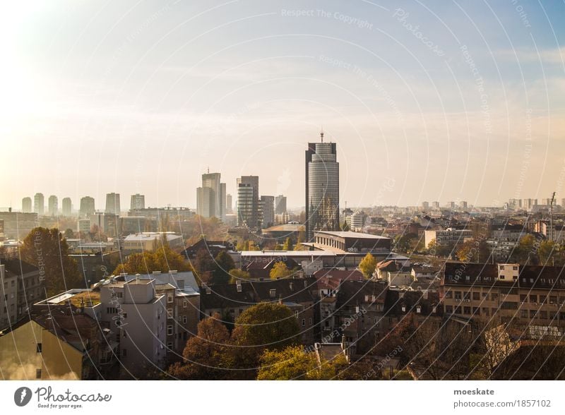 Zagreb Kroatien Morgenstimmung Stadt Hauptstadt blau gelb grau grün orange Europa Städtereise Skyline Haus Hochhaus Osteuropa Farbfoto Gedeckte Farben