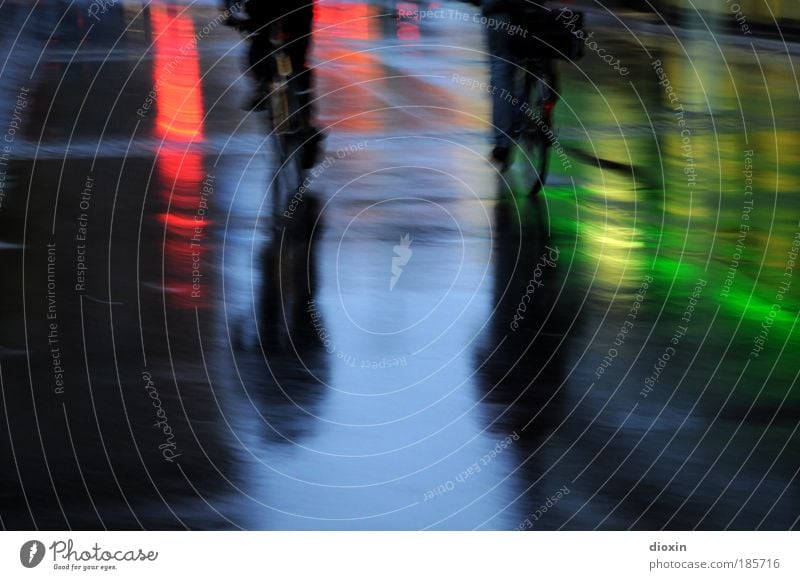 riders on the storm Fahrrad Herbst schlechtes Wetter Sturm Regen Stadt Verkehr Verkehrsmittel Verkehrswege Fahrradfahren Straße glänzend kalt nass blau grün rot