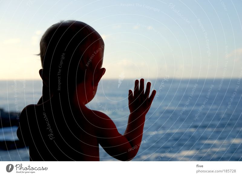 heute badewetter Kind Baby Kleinkind Junge Kopf 1-3 Jahre Himmel Horizont Sommer Wellen Meer beobachten Blick stehen Glück Zufriedenheit Teneriffa Spanien