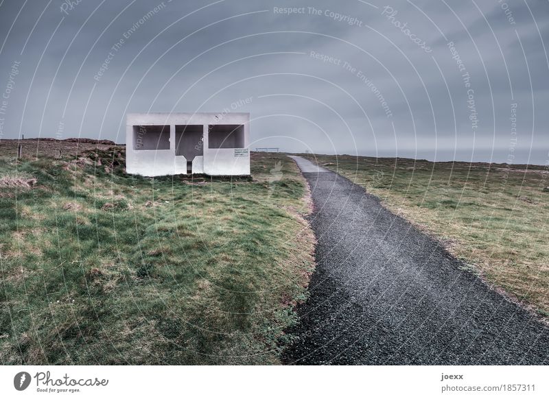 Reden? Landschaft Himmel Wolken schlechtes Wetter Gras Hütte Schutzhütte Mauer Wand Wege & Pfade Gefühle Stimmung Güte Solidarität Hilfsbereitschaft trösten