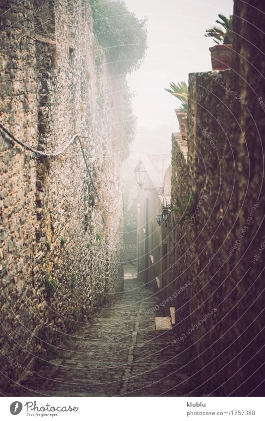 Die Stadt von Erice, Sizilien, Italien, an einem nebeligen Tag. Stil Ferien & Urlaub & Reisen Tourismus Berge u. Gebirge Haus Landschaft Wolken Nebel Dorf