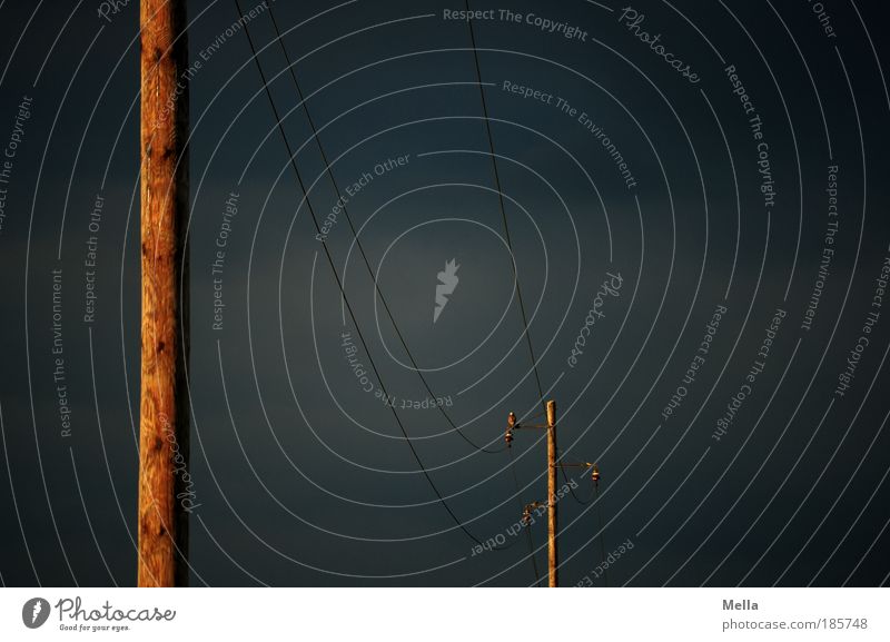 Unwetterwarnung Energiewirtschaft Strommast Umwelt Natur Urelemente Luft Himmel Gewitterwolken Klima Wetter schlechtes Wetter bedrohlich dunkel natürlich grau