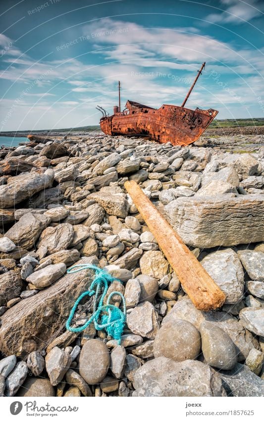 Der letzte Hafen Schönes Wetter Schifffahrt Schiffswrack alt groß hässlich kaputt retro trist blau braun grau weiß bizarr Desaster Umweltverschmutzung