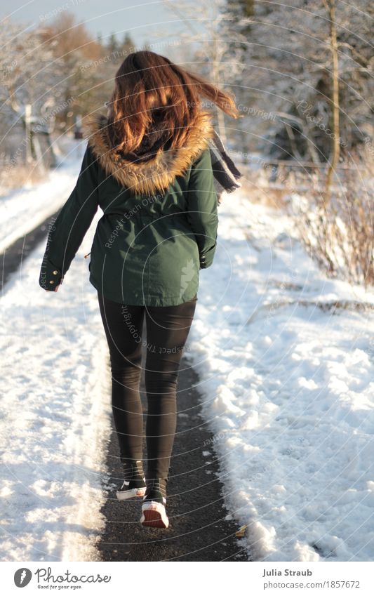 Ich bin ein dicker Tanzbär und komm aus dem Wald feminin Junge Frau Jugendliche 1 Mensch 8-13 Jahre Kind Kindheit Tanzen Natur Sonne Winter Schönes Wetter Eis