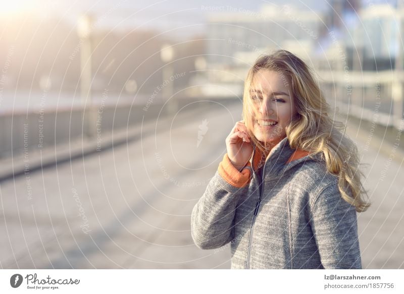 Glückliche Frau mit einem frohen Lächeln Lifestyle Freude Gesicht Freiheit Sonne Winter Erwachsene 1 Mensch 18-30 Jahre Jugendliche Natur Herbst Wind Stadt