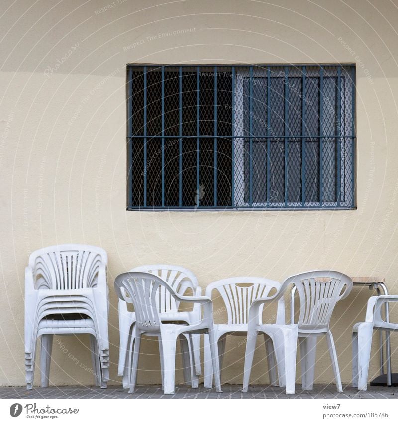 Freizeitgestaltung Häusliches Leben Innenarchitektur Möbel Stuhl Raum Haus Mauer Wand Fassade Fenster Stein Beton Metall Kunststoff Streifen dünn eckig einfach