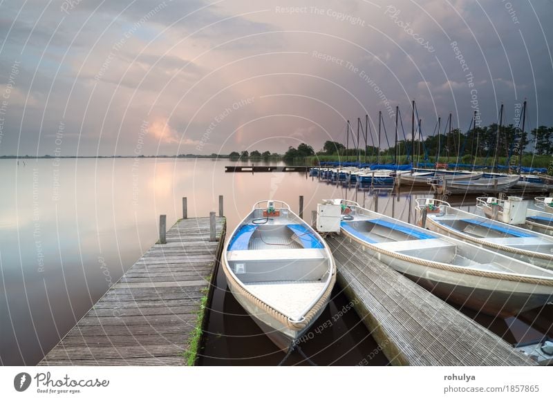 Boote und Yacht von Pier am großen See Natur Landschaft Himmel Wolken Regen Teich Hafen Jacht Wasserfahrzeug Holz Fitness Abenteuer Anlegestelle Sonnenuntergang