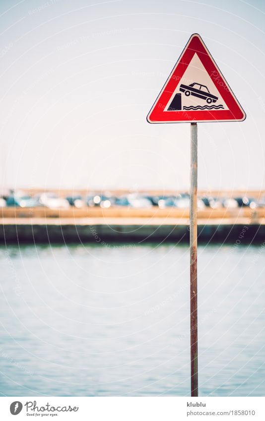 Gefahr Verkehr siign. Gefahr, in einem Hafen ins Wasser zu fallen Topf Meer Haus Dekoration & Verzierung Blume Küste Stadt Gebäude Fassade Balkon Straße PKW