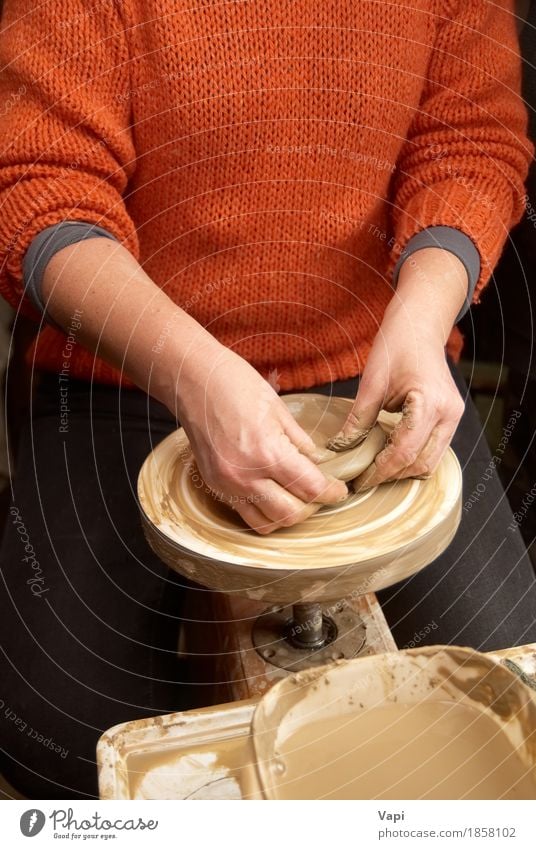 Weibliche Hände, die Tongefäß bilden Geschirr Teller Schalen & Schüsseln Topf Tasse Becher Freizeit & Hobby Basteln Arbeit & Erwerbstätigkeit Beruf Arbeitsplatz