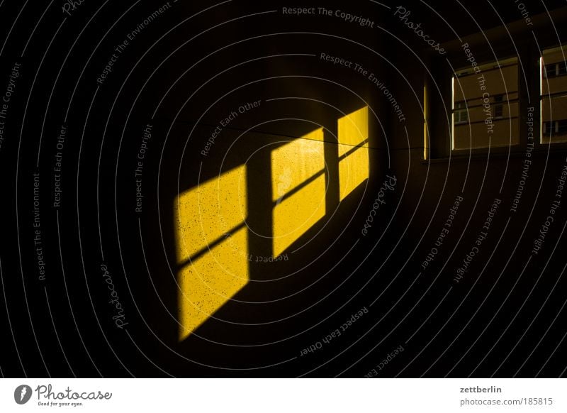 Fenster Licht Fensterkreuz Treppenhaus dunkel gefangen Ecke Zimmerecke Nische Abend Nacht Mondschein Justizvollzugsanstalt Sehnsucht Hoffnung Freiheit Ziel