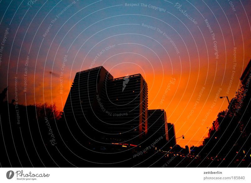 Leipziger Straße Berlin November Sonnenuntergang Abenddämmerung Wetter Meteorologie Wolken spektral Farbe Farbstoff mehrfarbig Haus Gebäude Hochhaus Skyline