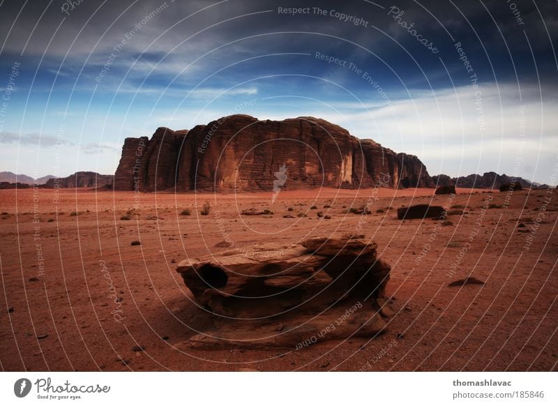 Wüste Wadi Rum Natur Landschaft Sand Himmel Felsen Berge u. Gebirge rot Farbfoto Außenaufnahme Menschenleer Morgendämmerung Sonnenaufgang Sonnenuntergang