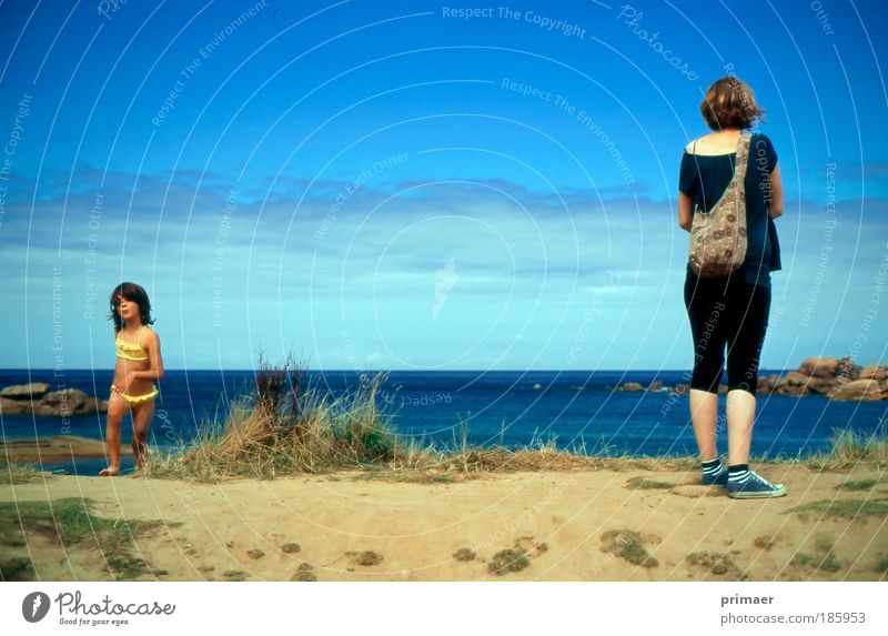 Strandsuche Ferien & Urlaub & Reisen Ausflug Freiheit Sommer Sonne Meer Kind Junge Frau Jugendliche Natur Landschaft Erholung Unendlichkeit Wärme blau Stimmung