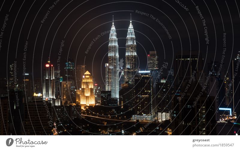 Nacht Stadtbild von Kuala Lumpur mit berühmten Petronas Twin Towers, Malaysia Hauptstadt Hochhaus Gebäude Architektur Fröhlichkeit Mut Aussicht Panorama