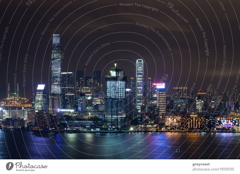 Symphonie der Lichter in der Nacht Hongkong. Beleuchtete Wolkenkratzer und bunte Reflexion im Wasser von Stadt Lichter Herbst Hauptstadt Haus Hochhaus Hafen