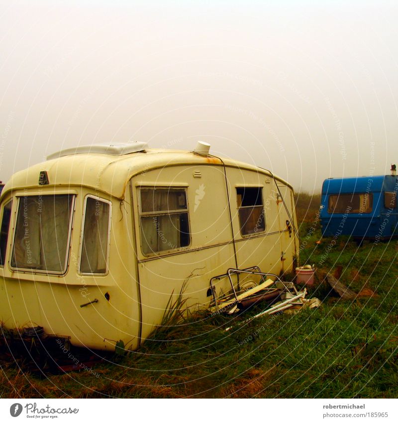 Sommerdatsche Wohnwagen Ferienhaus Gartenhaus Wochenendhaus Wohnmobil ruiniert kaputt schrottreif dreckig heruntergekommen schäbig Anhänger trailer trailerpark