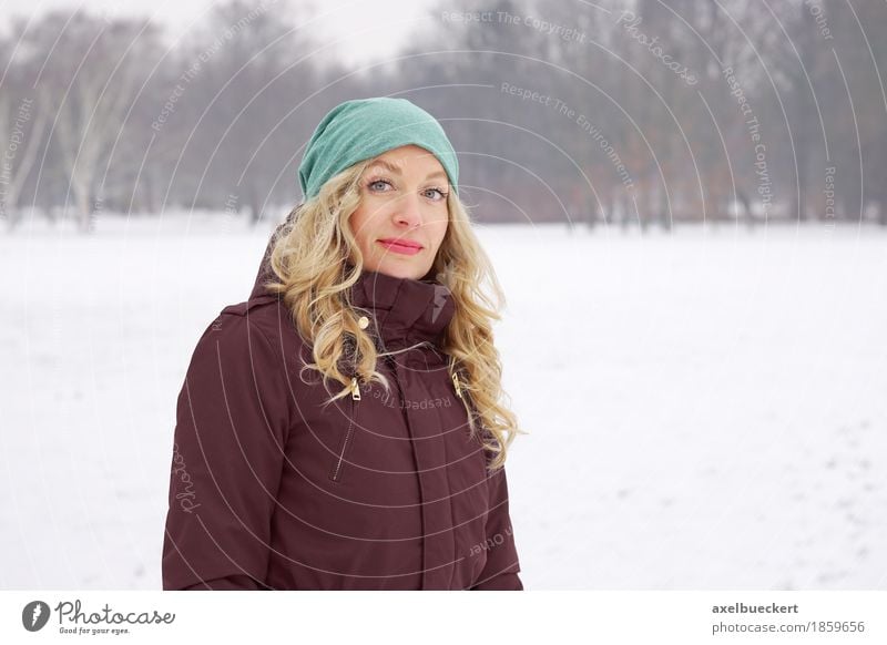 blonde Frau in Schneelandschaft Lifestyle Freizeit & Hobby Winter Mensch feminin Junge Frau Jugendliche Erwachsene 1 30-45 Jahre Natur Landschaft Park Mütze