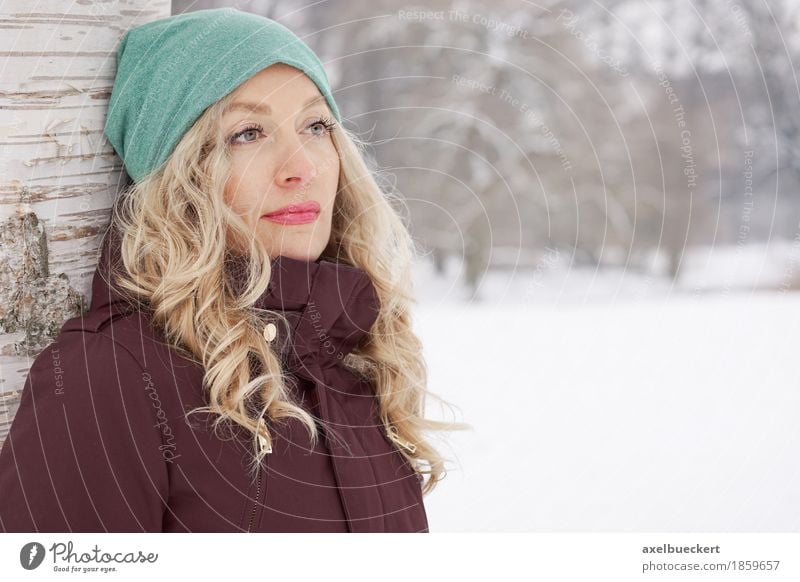 woman leaning against tree in winter Lifestyle Winter Schnee Mensch feminin Junge Frau Jugendliche Erwachsene 1 30-45 Jahre Natur Landschaft Eis Frost Baum Park