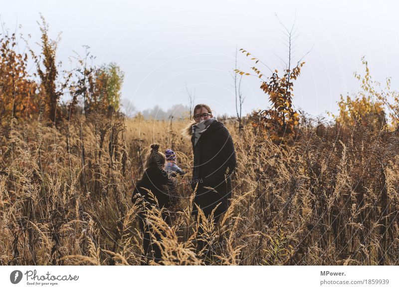 herbst Mensch Kind Frau Erwachsene Eltern Mutter 3 Natur kalt Herbst Feld wandern Spaziergang Familie & Verwandtschaft Kindererziehung Außenaufnahme Gras