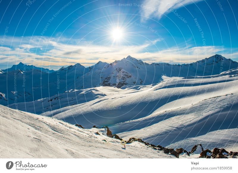 Blaue Berge Snowy in den Wolken bei Sonnenuntergang Ferien & Urlaub & Reisen Tourismus Abenteuer Winter Schnee Winterurlaub Berge u. Gebirge Klettern