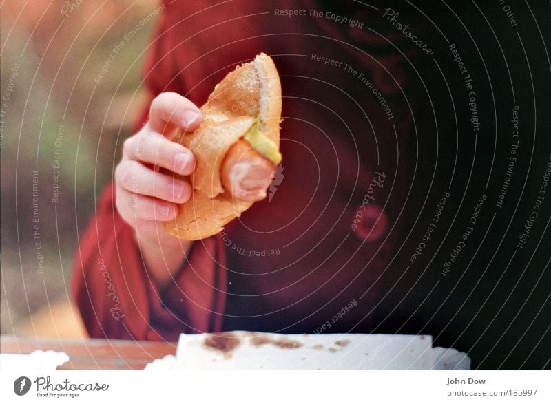 Bockwurst (100) Wurstwaren Ernährung Essen Mittagessen Fastfood Fingerfood Hand Mensch Jacke Mantel Knöpfe festhalten lecker Appetit & Hunger Brötchen Unschärfe