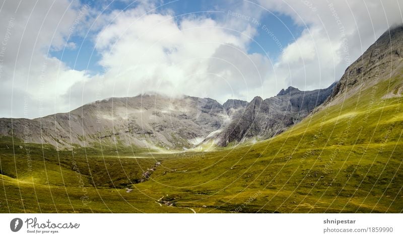 Irgendwo in den Highlands wandern Hiking Wanderlust Umwelt Natur Landschaft Pflanze Urelemente Erde Himmel Wolken Sommer Klima Wetter Gras Sträucher Hügel