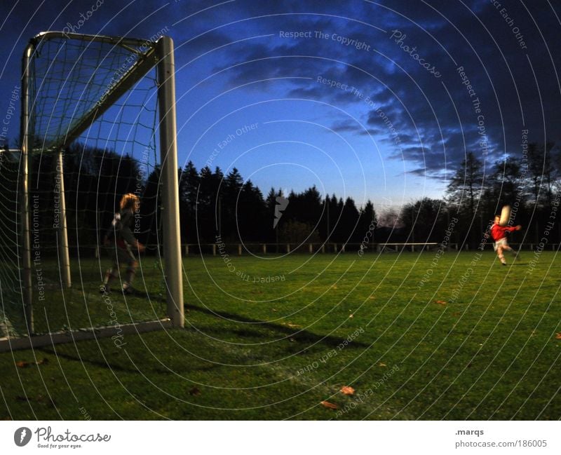 Flanke Freizeit & Hobby Sport Sportler Torwart Sportveranstaltung Erfolg Fußball Sportstätten Fußballplatz maskulin Junge 2 Mensch stehen dunkel Willensstärke