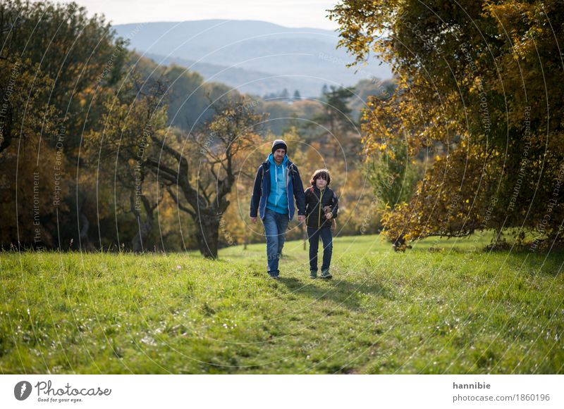 On my way Ausflug wandern Mensch maskulin Junge Mann Erwachsene Vater Familie & Verwandtschaft 2 8-13 Jahre Kind Kindheit 30-45 Jahre Natur Landschaft Wiese