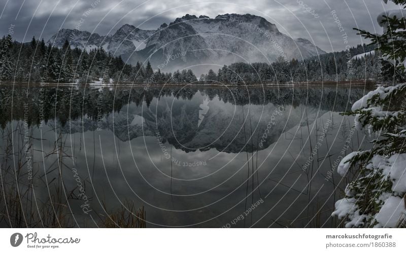 Gebirgsspiegel Umwelt Natur Landschaft Wasser Wolken Nachthimmel Mond Vollmond Herbst Winter schlechtes Wetter Nebel Eis Frost Schnee Hügel Felsen Alpen