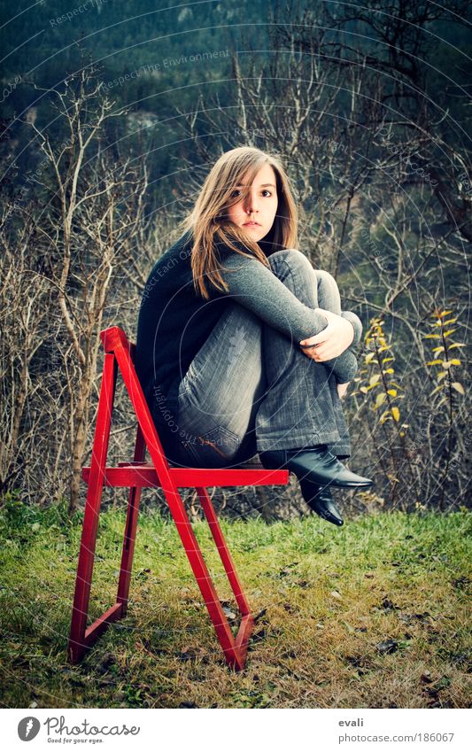 Warten Stuhl Mensch feminin Junge Frau Jugendliche Erwachsene Haare & Frisuren Gesicht 1 Denken Blick sitzen warten rot Gefühle Traurigkeit Sorge Sehnsucht