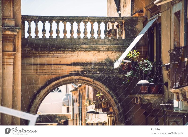 Ansicht von Noto, Sizilien, Italien Stil Insel Haus Himmel Wolken Baum Stadt Kirche Gebäude Architektur Treppe Denkmal Straße Stein alt heiß noto Italienisch