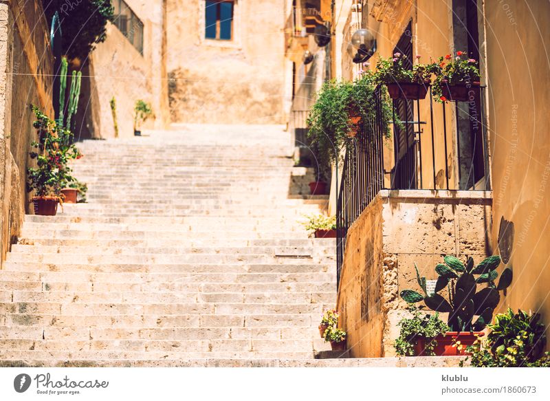 Ansicht von Noto, Sizilien, Italien Stil Haus Stadt Gebäude Architektur Treppe Stein alt heiß noto Italienisch Gasse Aussicht Süden Barocco Sandstein heimwärts