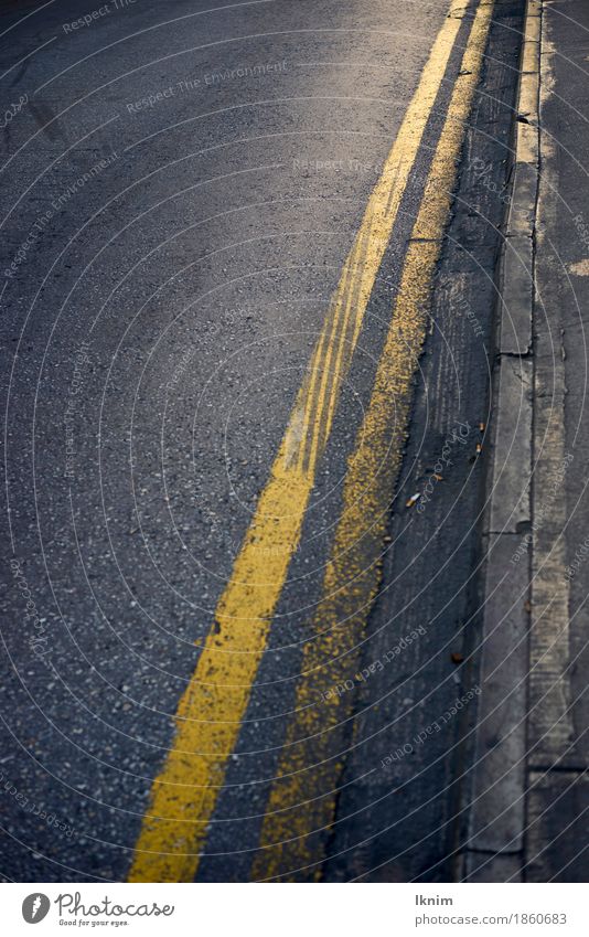 road marking Straßenverkehr Fahrbahnmarkierung Seitenstreifen gelb Spuren Hälfte Farbfoto Gedeckte Farben Außenaufnahme Menschenleer Abend