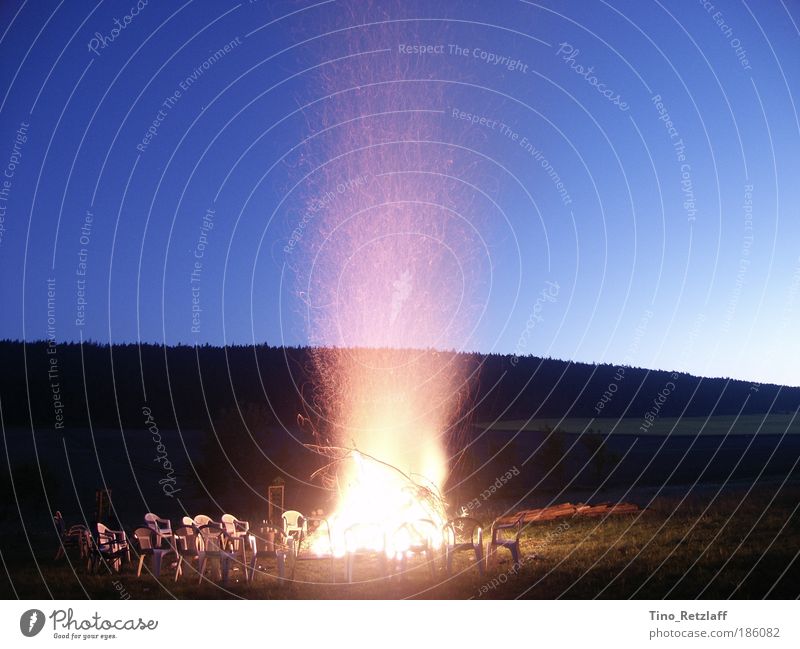 Lagerfeuer Natur Landschaft Feuer Himmel Nachthimmel Sommer Schönes Wetter Wiese Wald Hügel blau ruhig Einsamkeit Farbfoto mehrfarbig Außenaufnahme Menschenleer