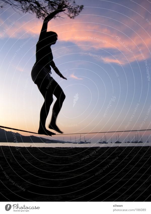 Silhouette junge Frau auf Slackline am Strand Slacklinen Ferien & Urlaub & Reisen Sommer Sommerurlaub Meer Mensch Junge Frau Jugendliche Erwachsene 1