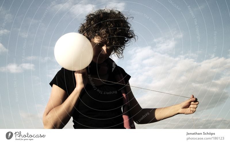 junge Frau mit Locken mit Luftballon wie am Schnürchen Lifestyle Stil Mensch feminin Junge Frau Jugendliche 18-30 Jahre Erwachsene Himmel Wolken ästhetisch blau