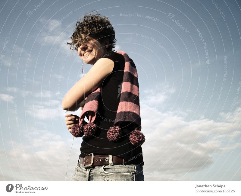 junge Frau mit Locken mit Luftballon wie am Schnürchen Lifestyle Stil Freude Glück Mensch feminin Junge Frau Jugendliche 18-30 Jahre Erwachsene Himmel Wolken