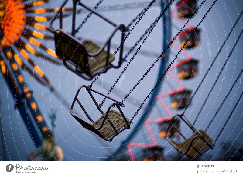 freischwinger Veranstaltung Oktoberfest Jahrmarkt authentisch Glück kattenkarussel Karussell Kette Riesenrad Beleuchtung Neptunbrunnen Farbfoto mehrfarbig