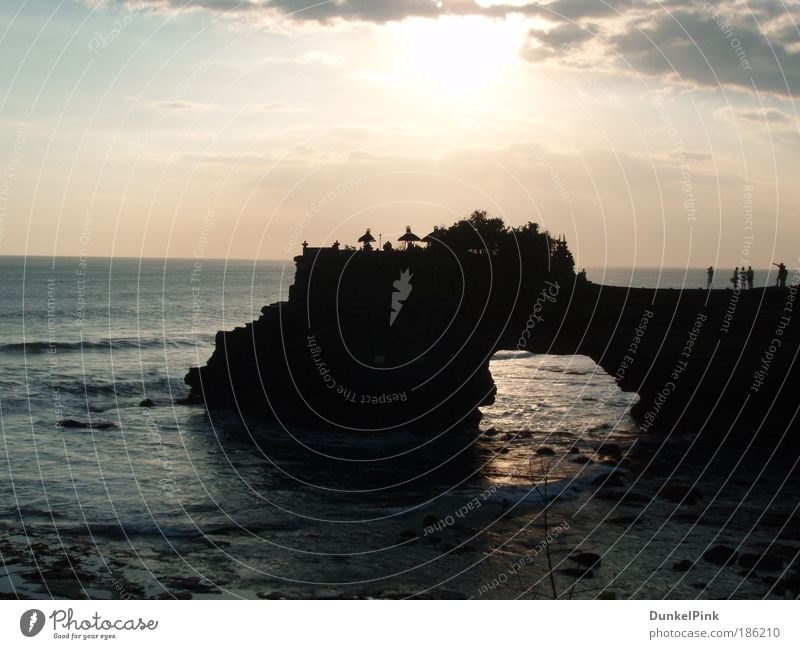 Tanah Lot Natur Wasser Himmel Horizont Sonnenaufgang Sonnenuntergang Sommer Schönes Wetter Felsen Wellen Küste Meer Asien Sehenswürdigkeit atmen Denken Erholung